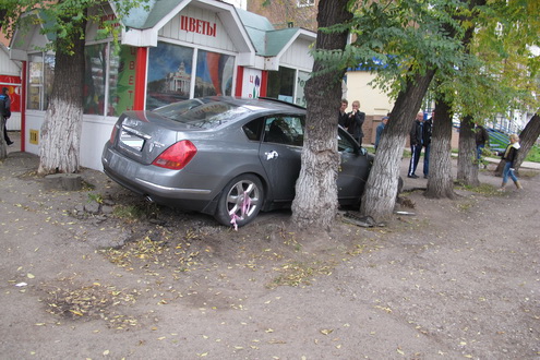 В Кемерове "свадебный" Ниссан Теана врезался в киоск с цветами (фото/видео)